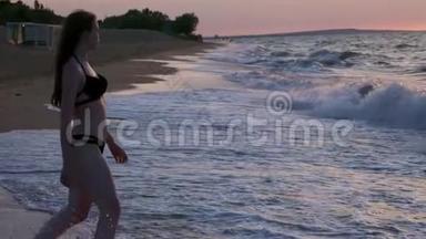 穿黑色泳衣的时髦女孩在日落时进入<strong>大海</strong>。 我对<strong>大海</strong>和海滩很满意。 关于