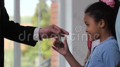 快乐的小女孩从房产中介拿房子钥匙