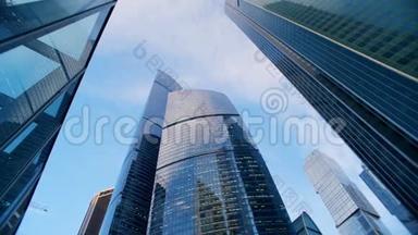高耸的城市摩天大楼的俯视图.. 红色史诗影院镜头拍摄..