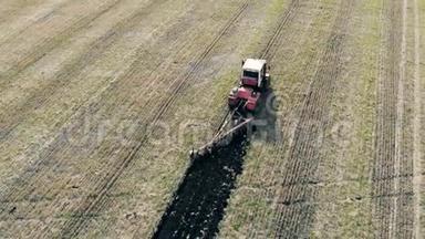 现代拖拉机耕旱地的鸟瞰图。