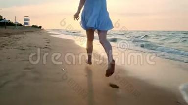 日落时，女孩在浅水中<strong>奔跑</strong>. 一个穿着白色裙子的女孩正在水`的边缘附近<strong>奔跑</strong>
