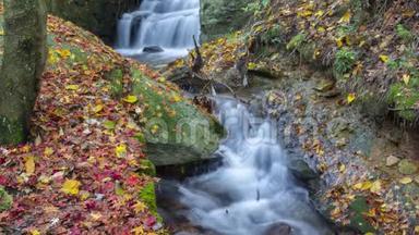 深秋中国鲁山瀑布和溪流自然景观的时间推移镜头