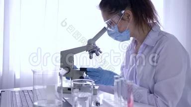 科学实验室，在无菌<strong>条</strong>件下用显微镜进行<strong>生物</strong>研究的妇女