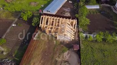 与建造木屋的情节。 剪辑。 夏季私人乡村地块木屋框架俯视图。 框架