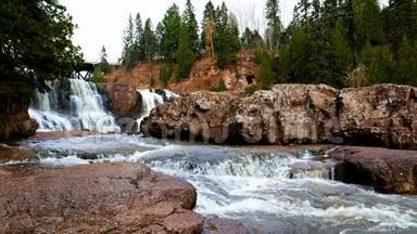 秋末<strong>明尼苏达州</strong>的鹅莓瀑布<strong>州</strong>立公园靠近苏必利尔湖。