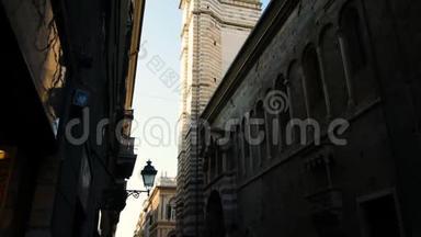 钟楼的正面是圣洛伦佐大教堂，是天主教最重要的礼拜场所。