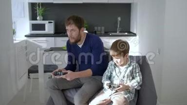 <strong>家庭娱乐</strong>，年轻爸爸带着孩子在家玩电子游戏