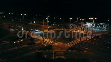 十字路口与加油站夜间低市交通.. 4K航天视频..