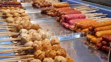泰国传统亚洲夜市美食市场.. 烧烤肉丸和其他异国风味的美味小吃。
