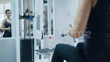健康的生活方式，健美运动员使用运动模拟器建立肌肉手臂健身房