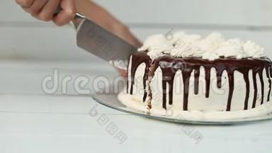 女人切蛋糕