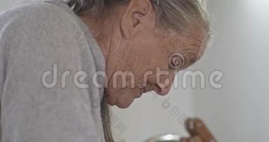 祖母做一道传统的俄罗斯菜，<strong>包饺子</strong>，<strong>包饺子</strong>，特写