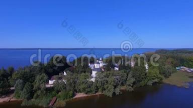 俄罗斯塞利格湖上岛上的空中景色，飞行在修道院之上