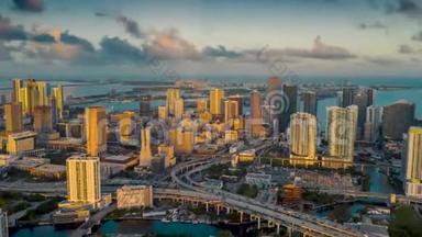 迈阿密，佛罗里达州，美国-2019年1月：空中无人机全景飞行迈阿密市中心。 上面的<strong>高楼大厦</strong>。