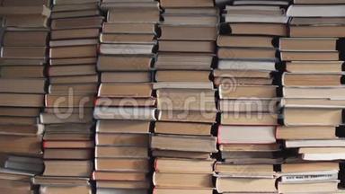 房间里成堆的书。书虫<strong>图书馆内部</strong>。