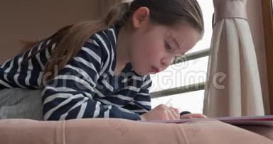 一个学前女孩在家用<strong>铅笔画画</strong>