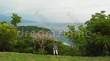 4K航<strong>空无</strong>人机视频的女人在边缘。 热带沙滩，山地，旅游理念.. 巴厘岛。