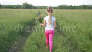 可爱的小女孩跑在草地上，穿着花的颜色。 无忧无虑的童年-小女孩在夏天玩耍