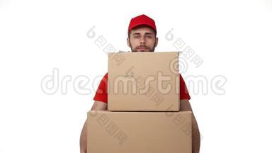 送货员带着沉重的箱子把包裹送<strong>到家</strong>里。