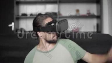 年轻留胡子的嬉皮士用他的VR耳机显示虚拟现实游戏或观看360视频，并正在。