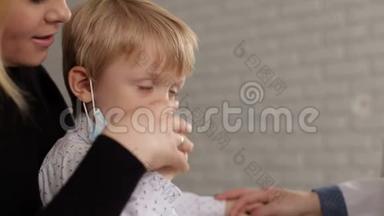 一个小孩用鼻子捏手指，特写