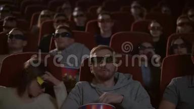 戴着3D眼镜的观众紧张<strong>地</strong>看着可怕的flm。 3D影院观众