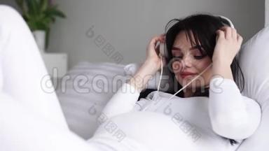 孕妇用耳机听孕期音乐