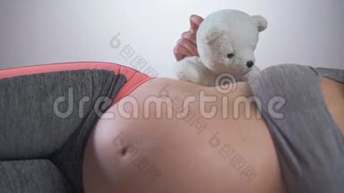 女人怀着一只可爱的熊在肚子里<strong>生孩子</strong>。