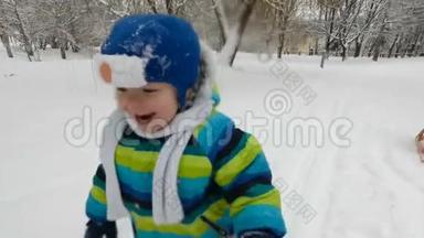 快乐<strong>的</strong>小<strong>男孩</strong>在冬天在公园里跑步。 快乐<strong>的男孩</strong>在雪地冬季公园玩得很开心。 微笑。 软焦