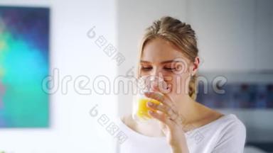美丽的女孩喝着新鲜的橙汁从玻璃。 <strong>亲近</strong>幸福的女人