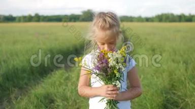 可爱的小女孩跑在草地上，穿着花的颜色。 无忧无虑的童年-小女孩在夏天玩耍