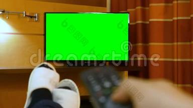 男人躺在床上，躺在床上，看着绿色的电视