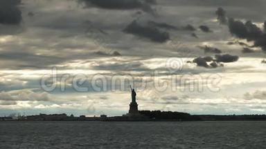 风暴云和自由女神像剪影的远景
