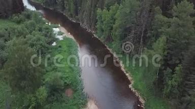 美丽的俄罗斯河流位于<strong>夏季</strong>白<strong>天</strong>的蓝色多云<strong>天</strong>空中，靠近森林、灌木、花草和树木的混合地带