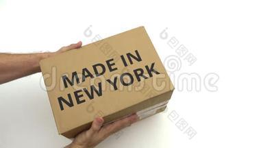 快递员送纸箱，上面有纽约的文字