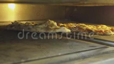 <strong>正宗</strong>意大利披萨烤在烤箱里。