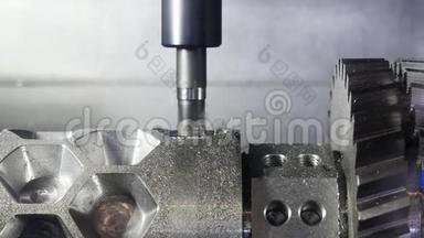 关闭<strong>自</strong>动切割机雕刻孔的金属细节在工厂。 <strong>媒体</strong>。 金属细节生产