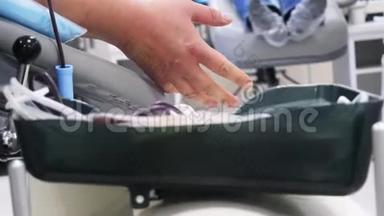 有人在医院的实验室献血活动中`了他的手. 框架。 特写镜头。