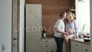 一位怀孕的妻子和丈夫在斯堪的纳维亚风格的厨房吃<strong>早餐</strong>。 坐在<strong>桌子</strong>上的孕妇