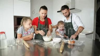 父母教孩子做饭。 他们教孩子们如何烹饪面团。