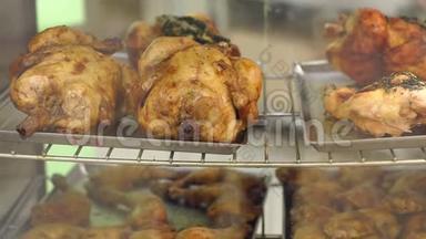 在商店里烤鸡。 烤鸡在市场上以集装箱出售。