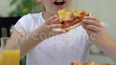 年轻女孩吃油炸脂肪披萨，营养不良，胃炎风险