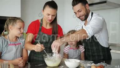 父母教孩子做饭。 他们教孩子们如何烹饪面团。