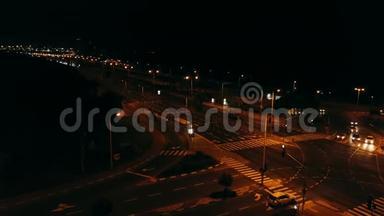 十字路口与加油站夜间低市交通.. 4K航天视频..