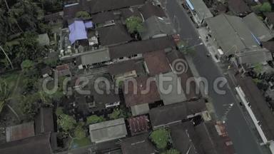 在长谷市巴厘岛4K无人机飞行途中的汽车和自行车
