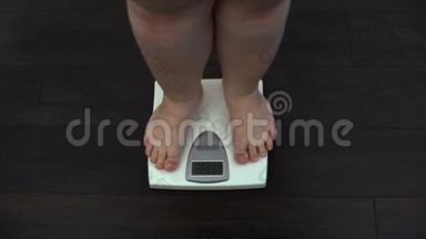 在家里测量体重的胖子，肥胖问题，久坐不动的生活