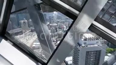 从<strong>乌梅</strong>达自动扶梯可以看到大阪的城市景色
