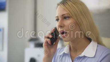 秘书在办公室接听电话，与客户交谈