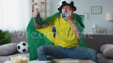 巴西队在电视上观看<strong>比赛</strong>，庆祝<strong>胜利</strong>