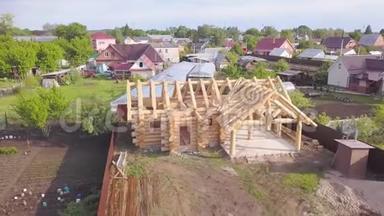 木屋建设的俯视图.. 剪辑。 郊区全景和木屋框架正在进行中